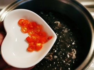 15、紫菜虾皮汤,放入红尖椒 关火