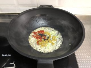 6、酸汤肥牛（微辣版）,倒入剁椒和泡椒翻炒均匀