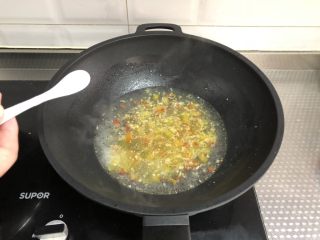 9、酸汤肥牛（微辣版）,调入食盐