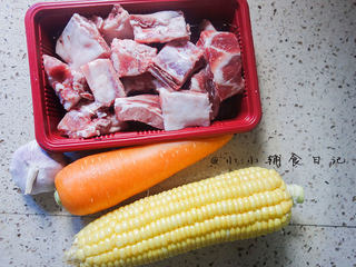 1、玉米排骨汤,准备好材料