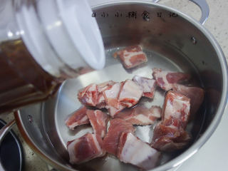 2、玉米排骨汤,冷水加入猪肋排加一大勺料酒