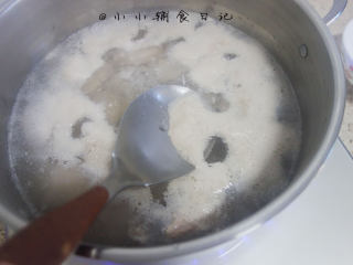 5、玉米排骨汤,把杂质全部去掉