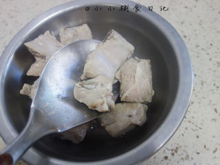 6、玉米排骨汤,把肉捞出来备用