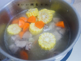 11、玉米排骨汤,	放入胡萝卜还有玉米段继续小火煮20分钟左右