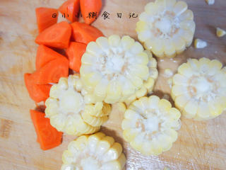 10、玉米排骨汤,胡萝卜切滚刀块、玉米切段