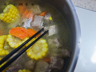 12、玉米排骨汤,用筷子插入胡萝卜能插透，肉轻轻就能跟骨头分离就可以了，最后加入一点盐调味