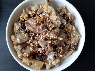 8、蒜香腊排骨,将排骨放在蒸碗里，碗底的佐料浇在排骨上；