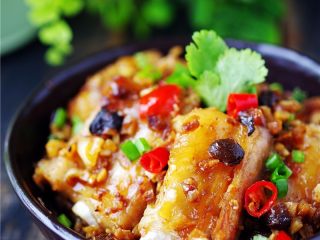 11、蒜香腊排骨,排骨蒸熟的时间根据排骨的大小，分量来定；