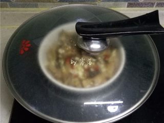 10、蒜香腊排骨,将排骨放入蒸锅，大火烧开，转中火蒸30分钟；