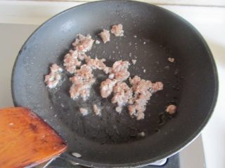 4、雪菜肉末烧豆腐,锅中留少许油， 下入肉末煸炒；