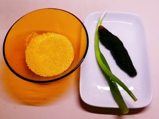 1、小米海参粥,食材准备好