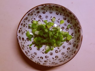 3、小米海参粥,香葱切碎