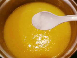 12、小米海参粥,放入盐调味