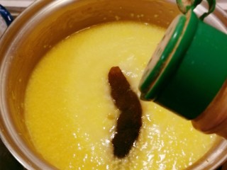 14、小米海参粥,放入鸡汁和胡椒粉增香