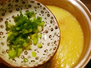 15、小米海参粥,放入葱碎 关火