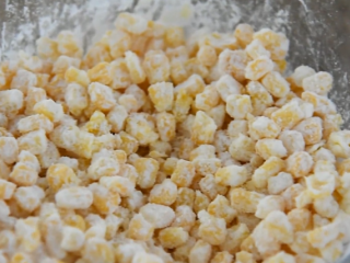 2、小孩子最爱吃的玉米烙，超级香脆！,静置2分钟等玉米粒回潮，再次拌匀备用