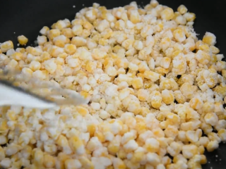 4、小孩子最爱吃的玉米烙，超级香脆！,取平底锅倒入少许油，小火下玉米粒，用铲子按压成型