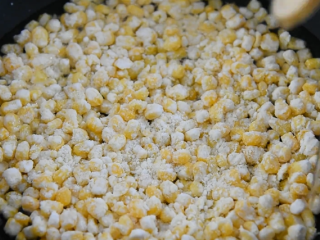 5、小孩子最爱吃的玉米烙，超级香脆！,淋入少许生油，煎香