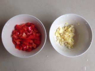 2、豆角炒肉末,红椒切碎，姜和蒜剁成蓉
