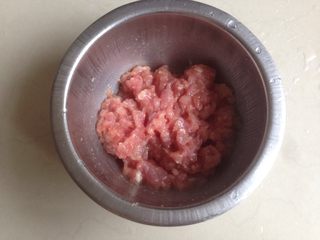 3、豆角炒肉末,瘦肉切成肉末，用油、盐、生粉、糖、料酒和生抽调味