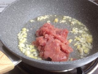 5、豆角炒肉末,放入肉末
