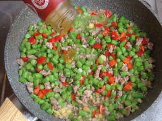11、豆角炒肉末,加入鲍鱼汁