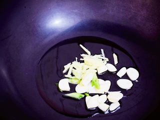 4、红烧虾,锅中倒入适量的食用油烧热，放入姜片、蒜片、葱花炒出香味