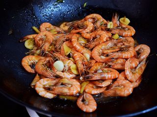 9、红烧虾,翻炒均匀即可