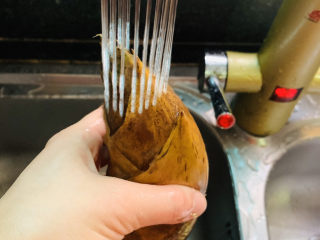 5、冬笋排骨汤,先用水将外壳冲洗干净；