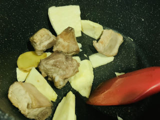 12、冬笋排骨汤,倒入冬笋继续炒；