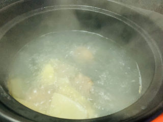 15、冬笋排骨汤,倒入砂锅；