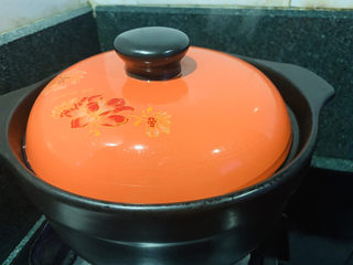 16、冬笋排骨汤,开中火，盖住锅盖，慢煲半小时；