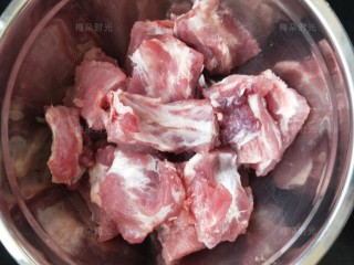 1、排骨玉米汤,猪肋排剁块