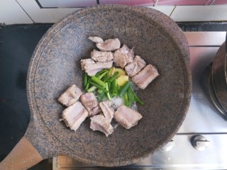 7、排骨玉米汤,倒食用油，下入葱姜，加料酒，翻炒排骨