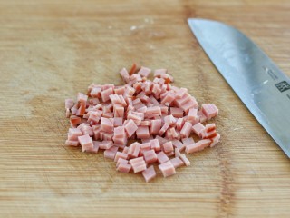 3、奶油蘑菇浓汤,火腿切成小丁备用