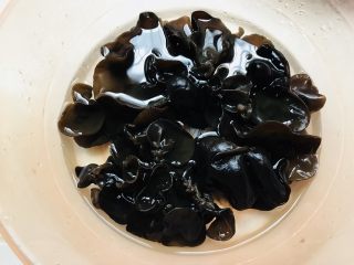 2、鱼头汤,木耳泡发