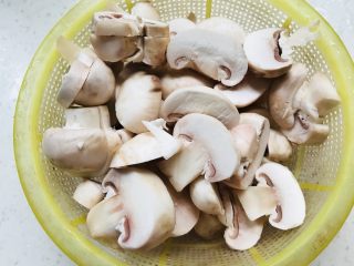 3、鱼头汤,蘑菇洗净，切片