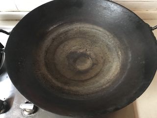 8、鱼头汤,换了个大铁锅，大火烧热。