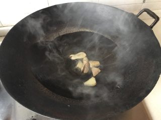 10、鱼头汤,倒入菜籽油