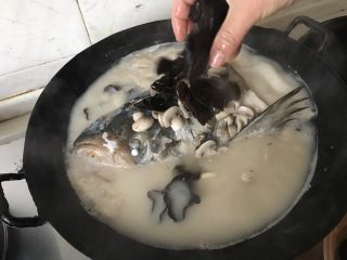 17、鱼头汤,放入木耳