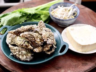 1、海蛎子豆腐青菜汤,首先备齐所有的食材，绿豆芽摘洗干净。