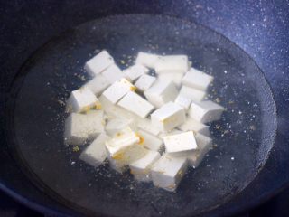 4、海蛎子豆腐青菜汤,锅中倒入适量的清水煮沸，把豆腐切成小块放入锅中，进行焯水2分钟捞出备用。