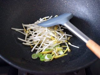 5、海蛎子豆腐青菜汤,另起锅倒入花生油烧热后，先爆香葱姜碎，再把绿豆芽放入锅中，大火快速翻炒均匀。