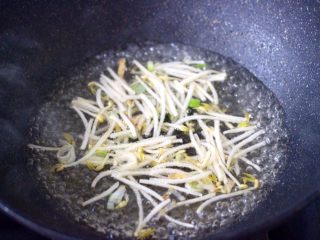 6、海蛎子豆腐青菜汤,锅中倒入适量的清水煮沸后。