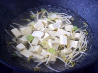 7、海蛎子豆腐青菜汤,放入焯水的豆腐块。