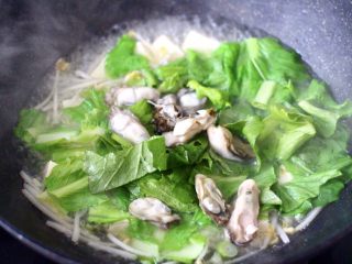 11、海蛎子豆腐青菜汤,再放入小白菜叶和海蛎子肉。