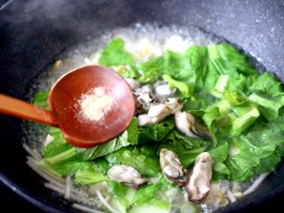 12、海蛎子豆腐青菜汤,大火煮沸后，放入胡椒粉调味。