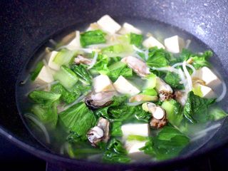 15、海蛎子豆腐青菜汤,鲜美无比又营养丰富的海蛎子豆腐青菜汤就做好了。
