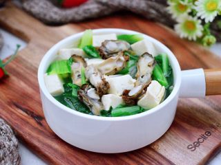 16、海蛎子豆腐青菜汤,把做好的海蛎子豆腐青菜汤，盛入碗中即可享用。