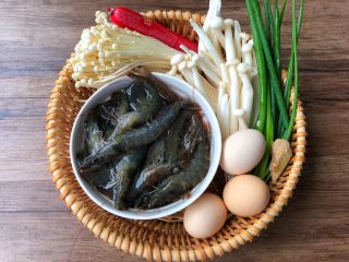 1、虾仁菌菇汤,食材合影